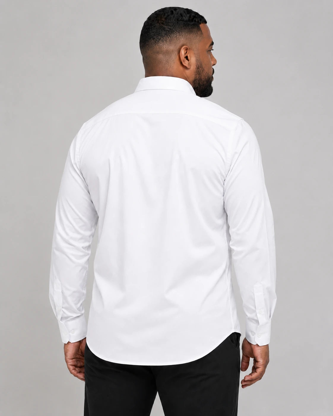 Camisa Social Masculina TechMatteo Branca, vista de costas em fundo branco.
