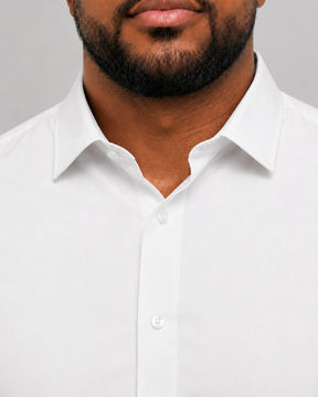 Detalhe da gola e acabamento do Camisa Social Masculina TechMatteo Branca.