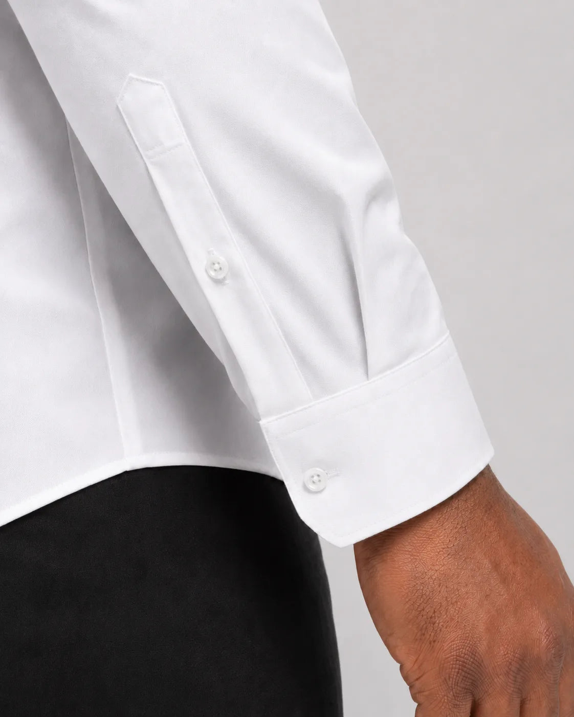 Detalhe do punho, costura e acabamento da Camisa Social Masculina TechMatteo Branca.