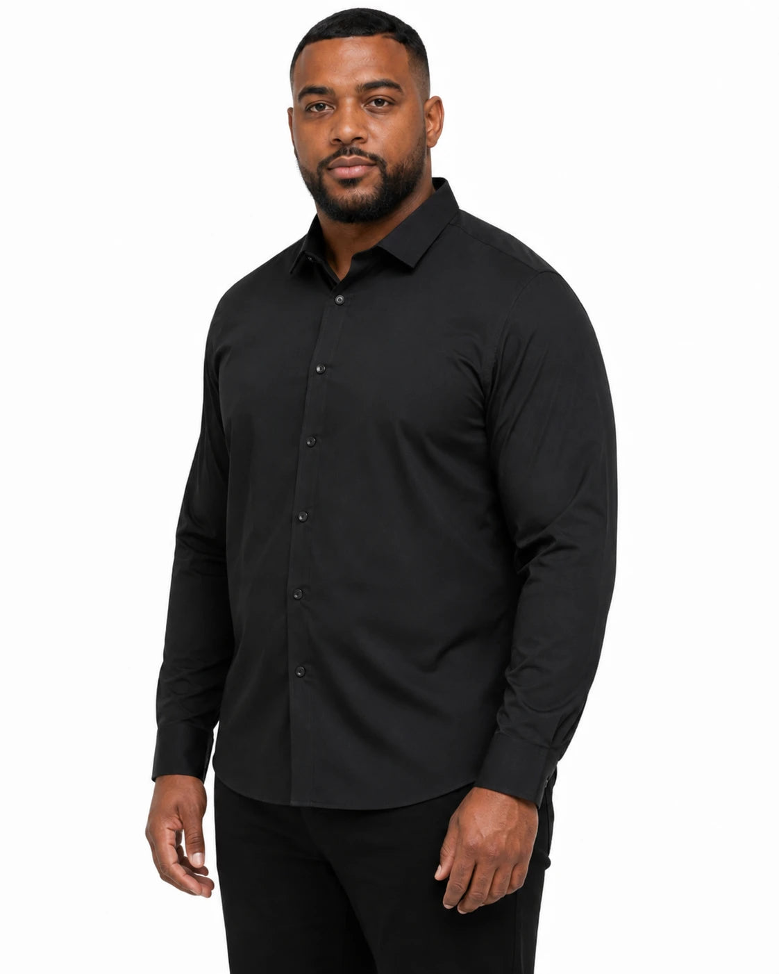 Camisa Social Masculina TechMatteo Preta, vista de frente com detalhe de caimento em fundo branco.