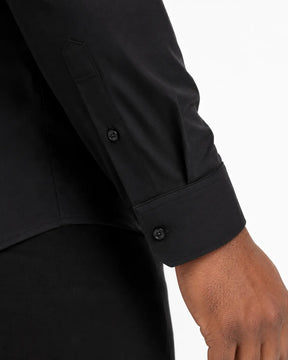 Detalhe do punho e acabamento da Camisa Social Masculina TechMatteo Preta.