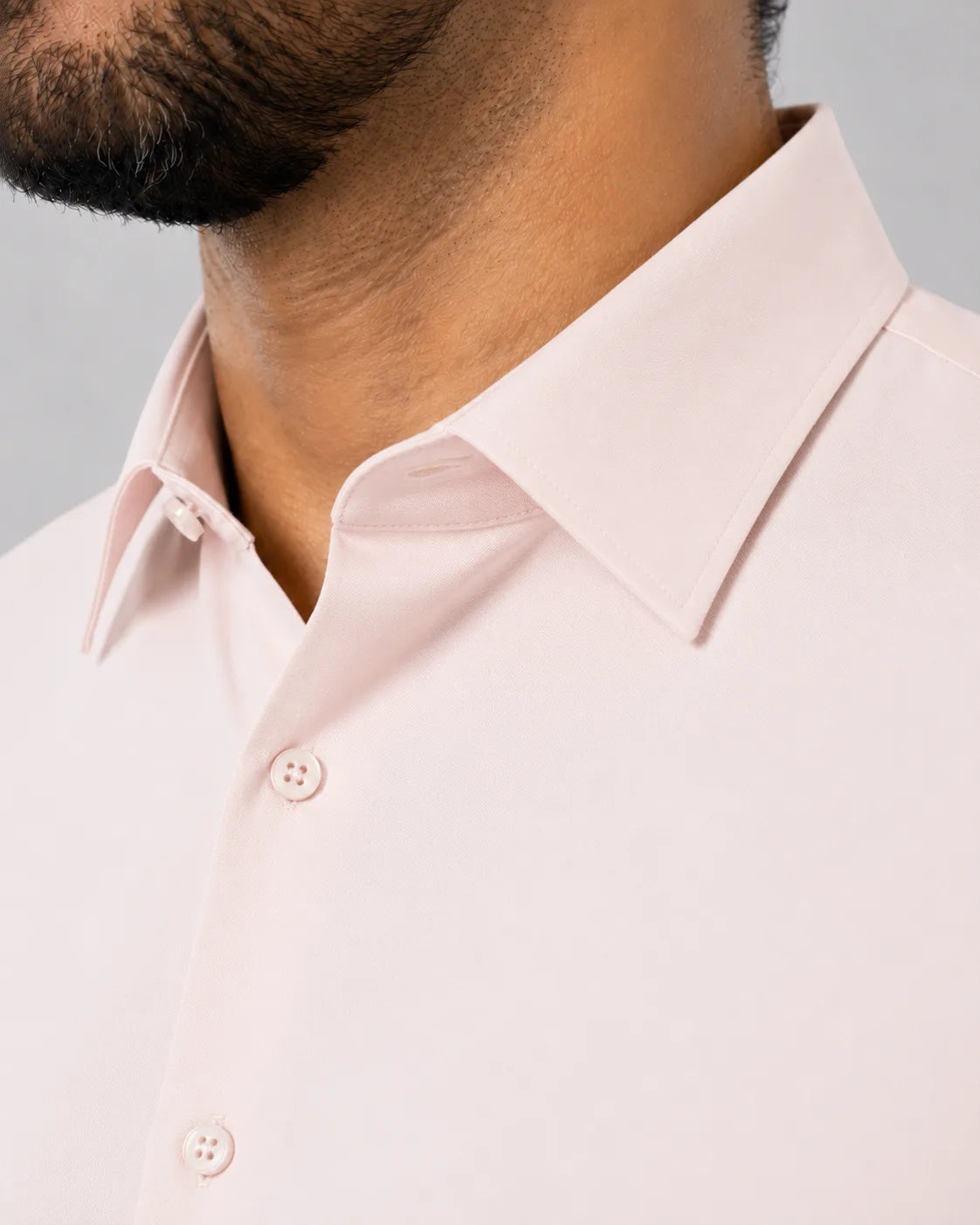 Detalhe da gola e acabamento do Camisa Social Masculina TechMatteo Rosa.