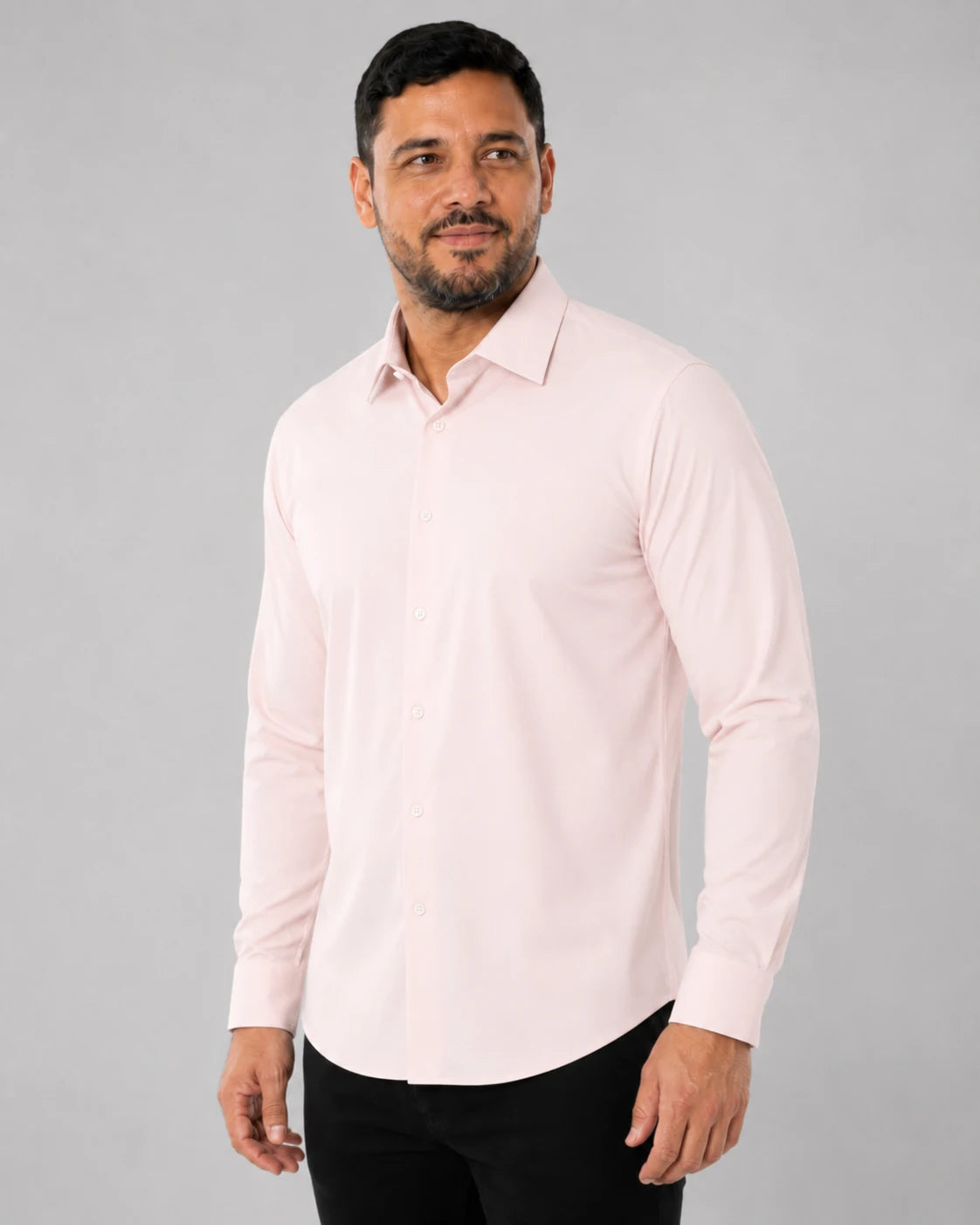 Camisa Social Masculina TechMatteo Rosa, vista lateral no corpo em fundo branco.