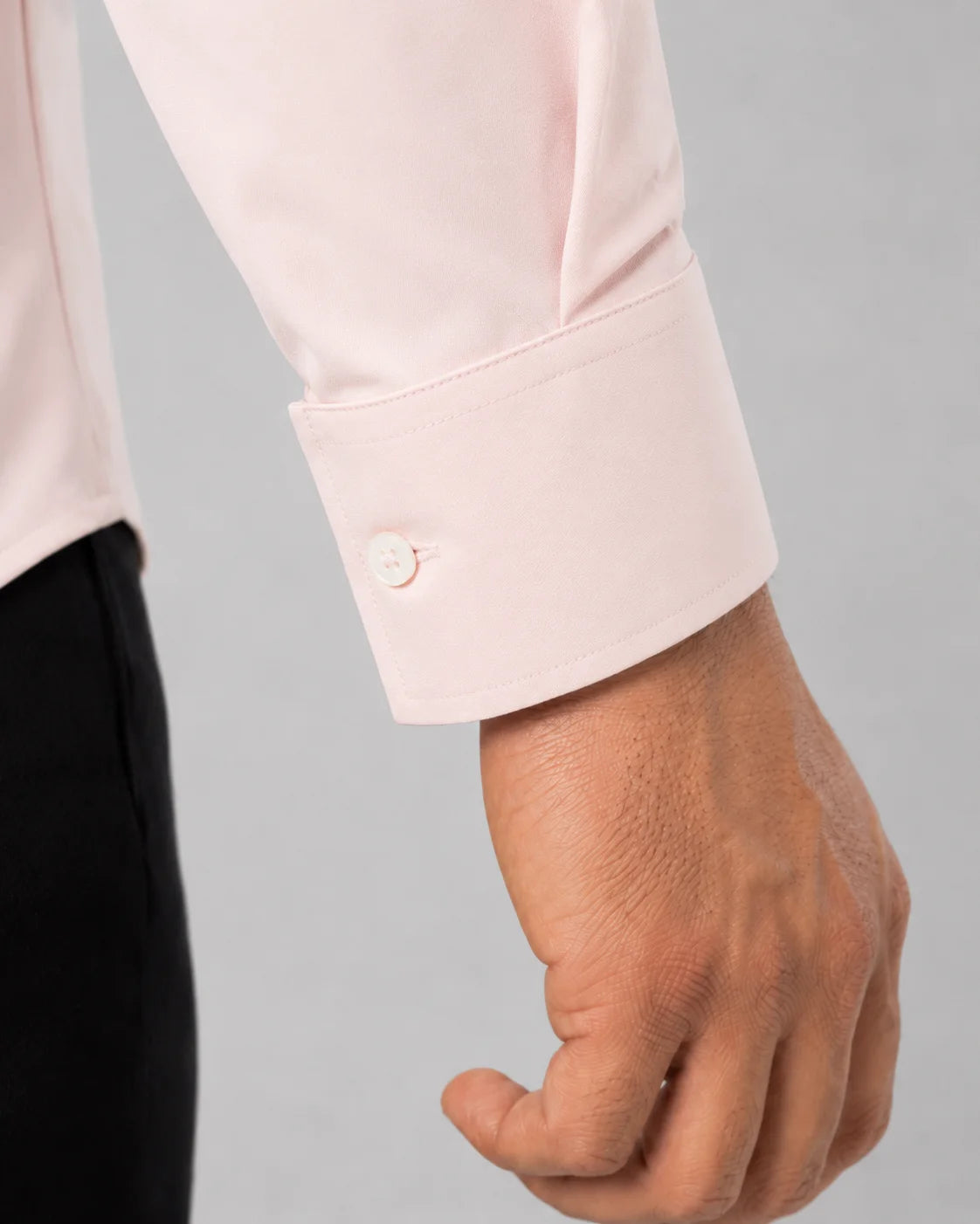 Detalhe do punho e botoes do Camisa Social Masculina TechMatteo Rosa.