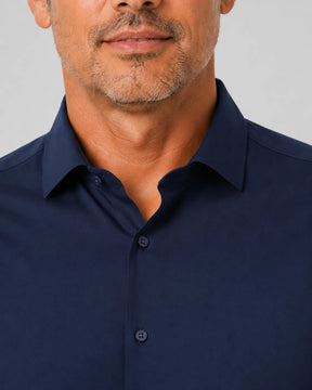 Detalhe da manga e costura da Camisa Social Masculina TechVitto Azul Marinho.
