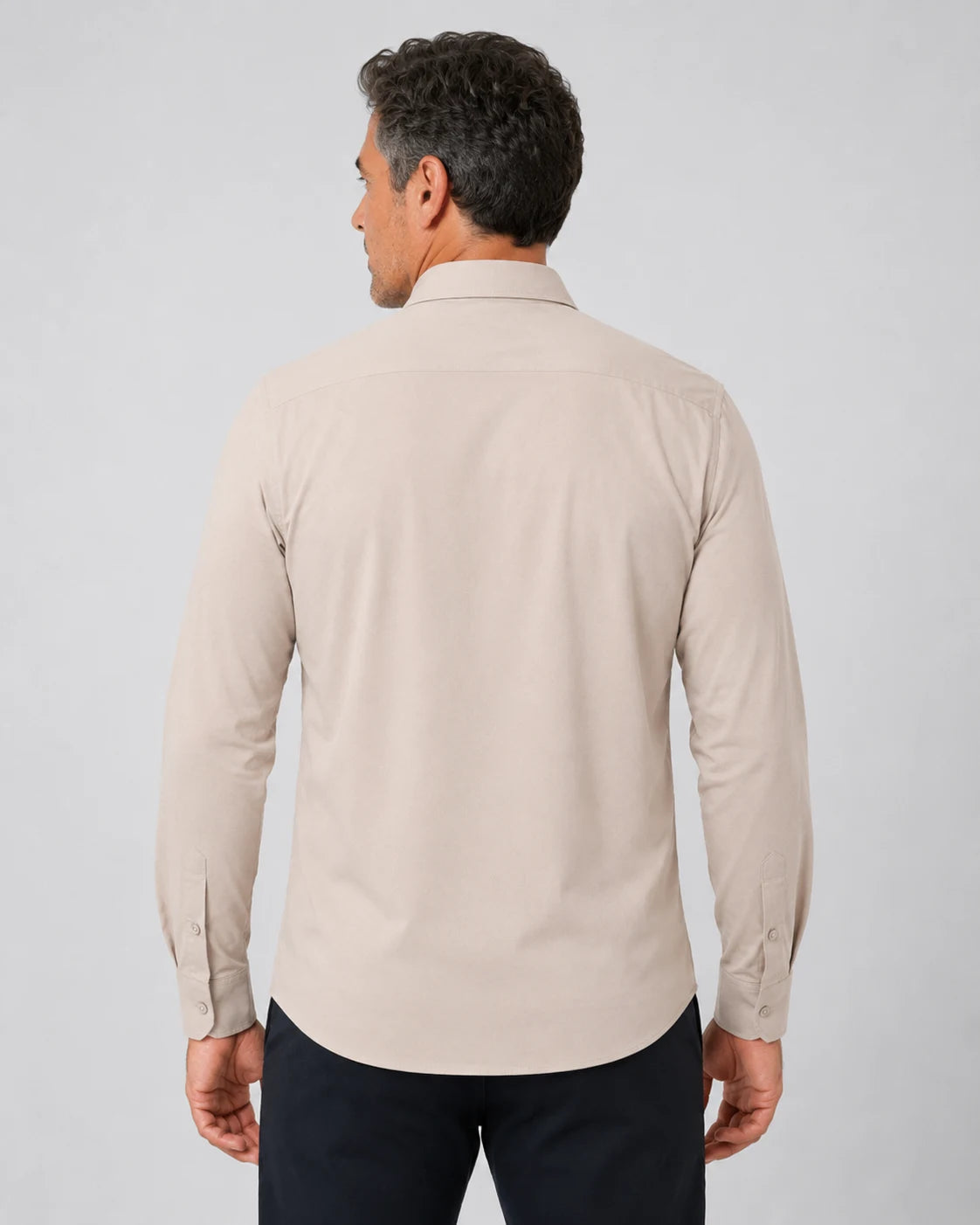 Camisa Social Masculina TechVitto Bege, vista de costas em fundo branco.