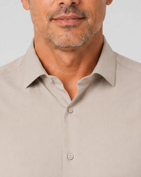 Detalhe da gola e acabamento do Camisa Social Masculina TechVitto Bege.