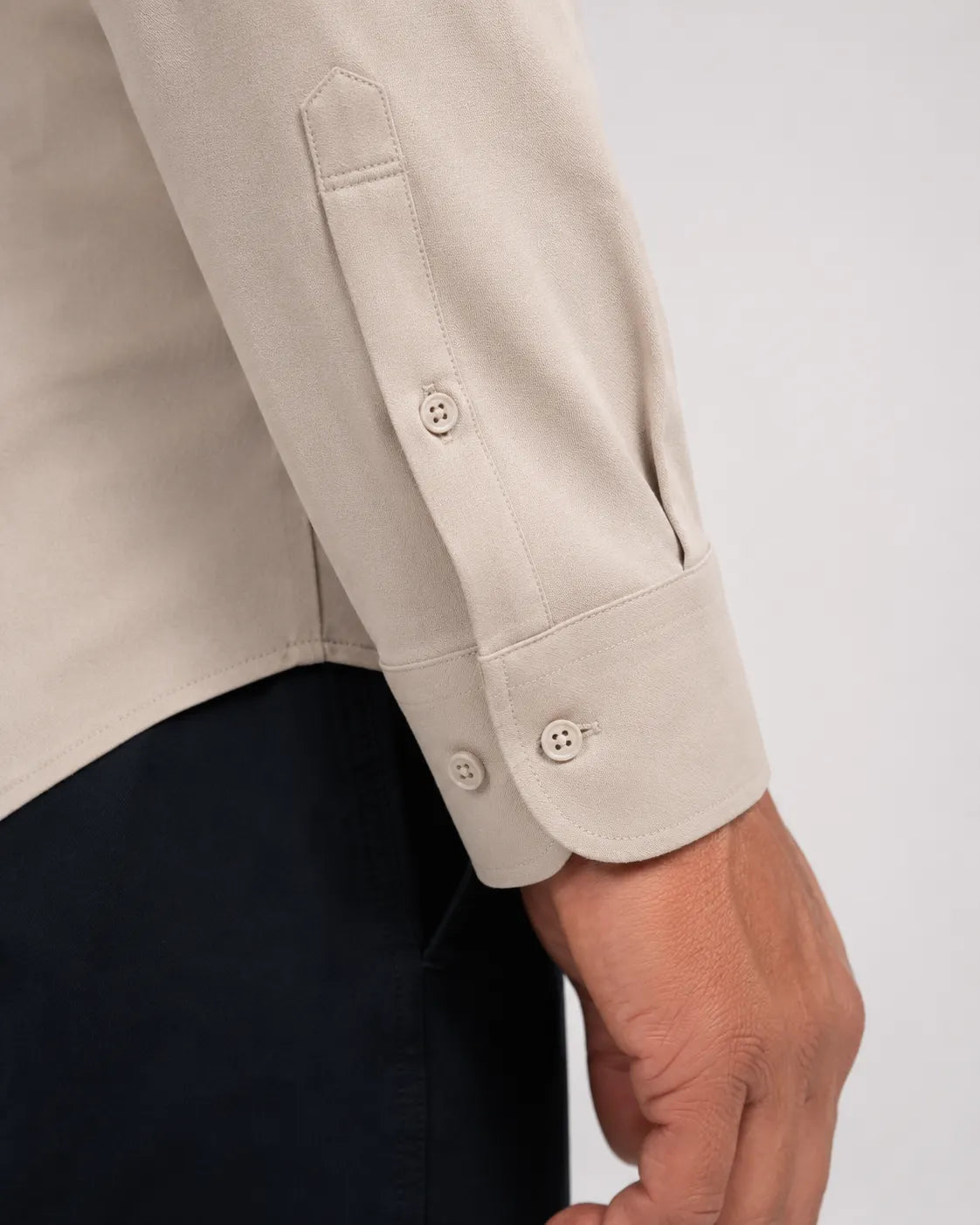 Detalhe do punho, costura e acabamento da Camisa Social Masculina TechVitto Bege.