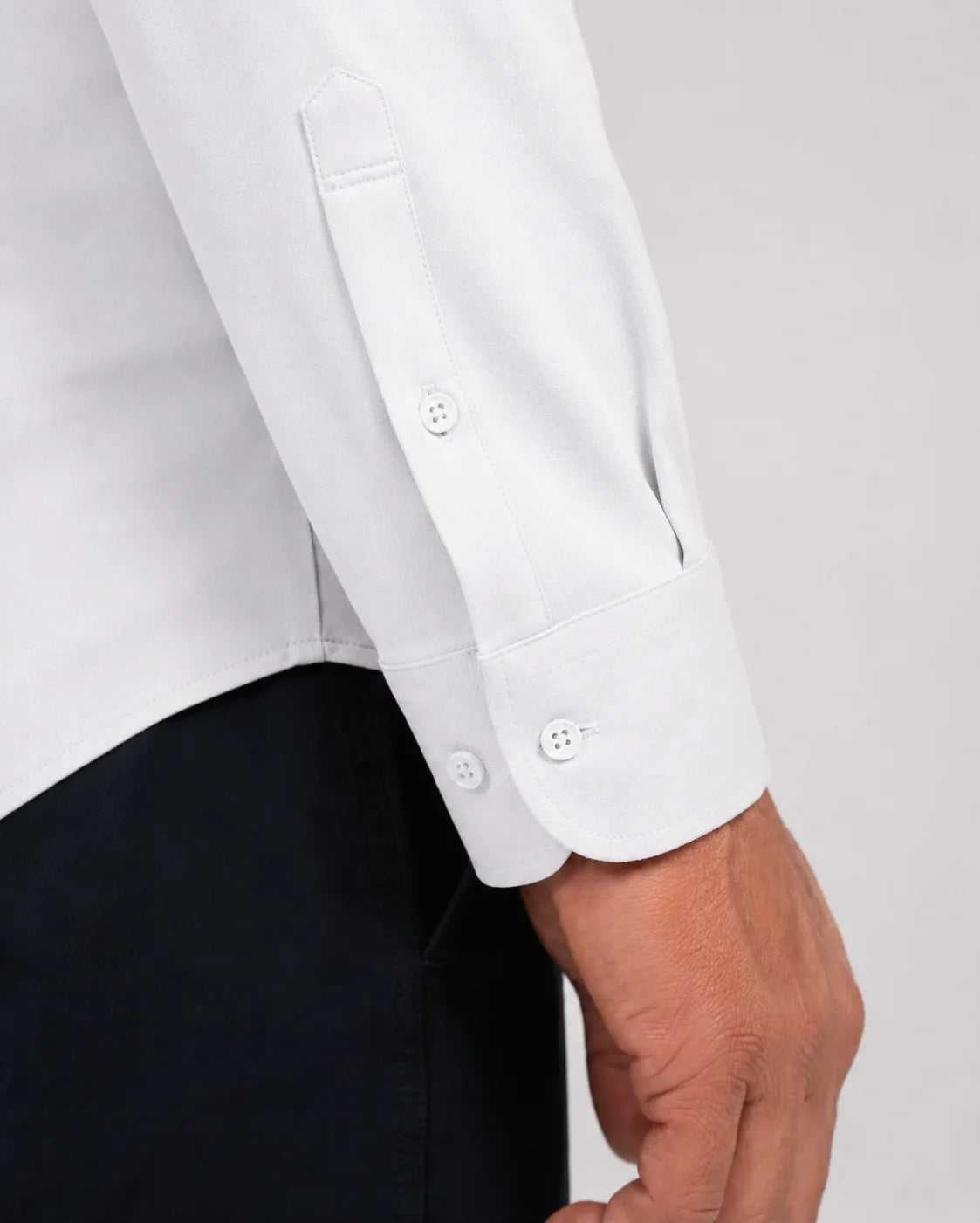 Detalhe do punho e do tecido da Camisa Social Masculina TechVitto Branca