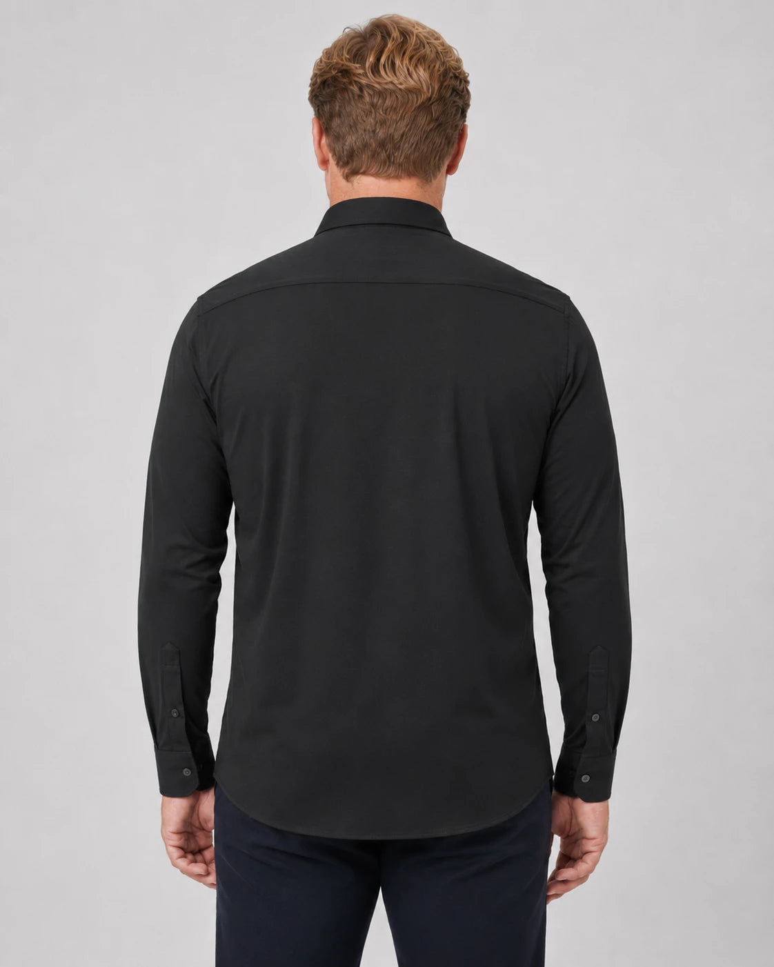 Camisa Social Masculina TechVitto Preta, vista de costas em fundo branco.