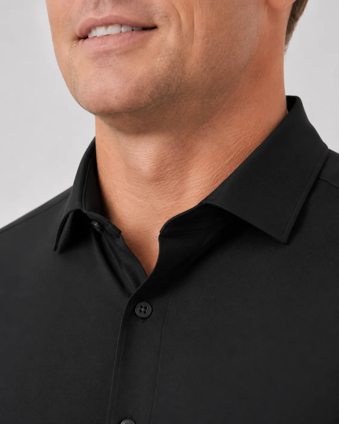 Detalhe da gola e acabamento da Camisa Social Masculina TechVitto Preta.