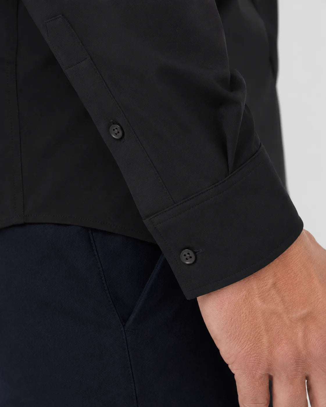 Detalhe do punho e acabamento da Camisa Social Masculina TechVitto Preta.