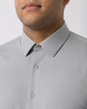 Close da gola fechada da Camisa Social Tech Vitto cinza-claro, mostrando o botão superior, as pontas da gola, as costuras e os botões frontais.