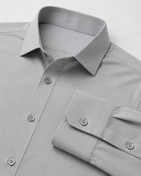 Camisa Social Tech Vitto cinza-claro dobrada, com destaque para a gola, os punhos, os botões no mesmo tom e as costuras da peça.