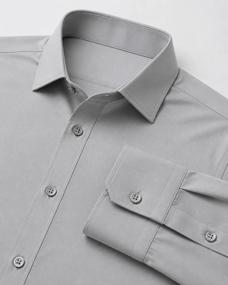 Camisa Social Tech Vitto cinza-claro dobrada, com destaque para a gola, os punhos, os botões no mesmo tom e as costuras da peça.