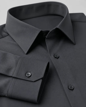 Camisa Social Tech Vitto cinza-grafite dobrada, com destaque para a gola estruturada, o punho, os botões escuros e as costuras da peça.