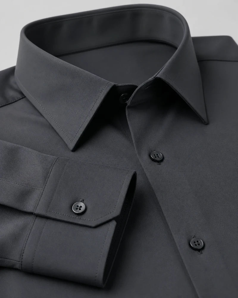 Camisa Social Tech Vitto cinza-grafite dobrada, com destaque para a gola estruturada, o punho, os botões escuros e as costuras da peça.
