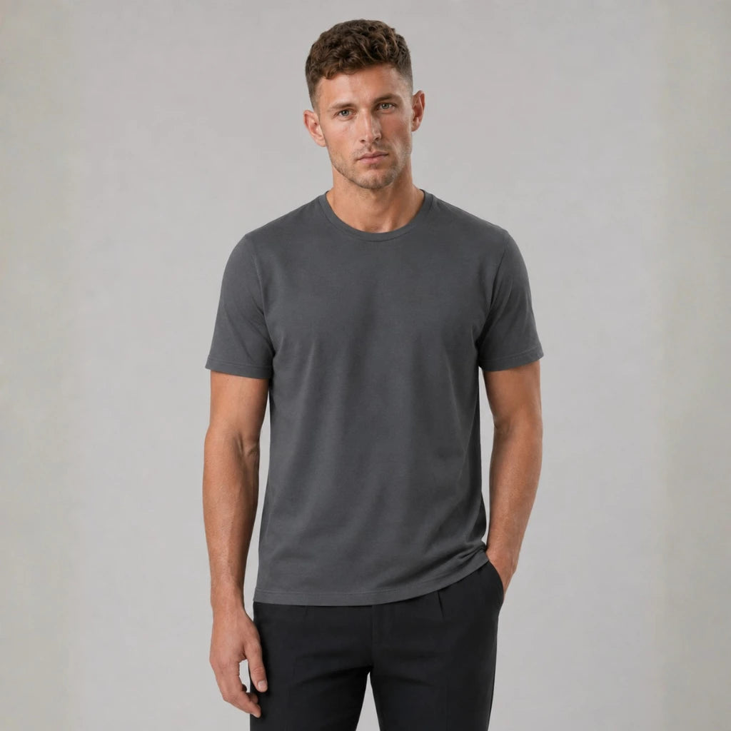 Homem vestindo camiseta masculina cinza de algodão egípcio, de frente, com caimento reto