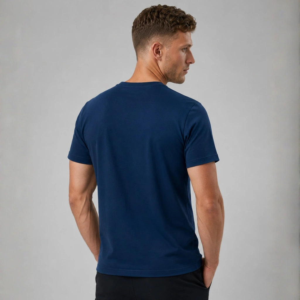 Camiseta masculina azul marinho no corpo
