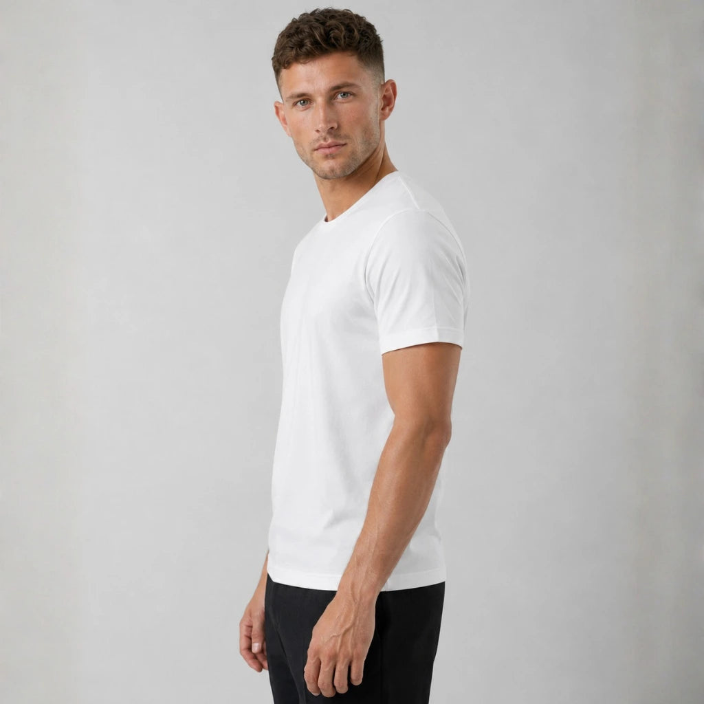 Homem vestindo camiseta masculina branca de algodão egípcio, mostrando caimento na manga