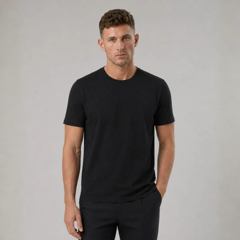 Homem vestindo camiseta masculina preta de algodão egípcio, de frente, com uma mão no bolso