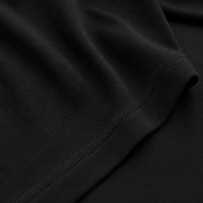 Close do tecido preto da camiseta masculina de algodão egípcio, mostrando textura e costura