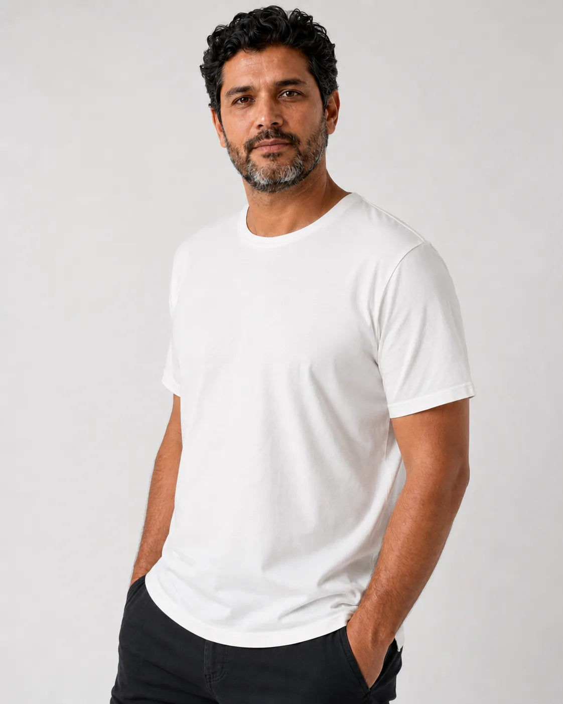 Camiseta Masculina NiloVitta Algodao Egipcio Branca, vista de frente com detalhe de caimento em fundo branco.