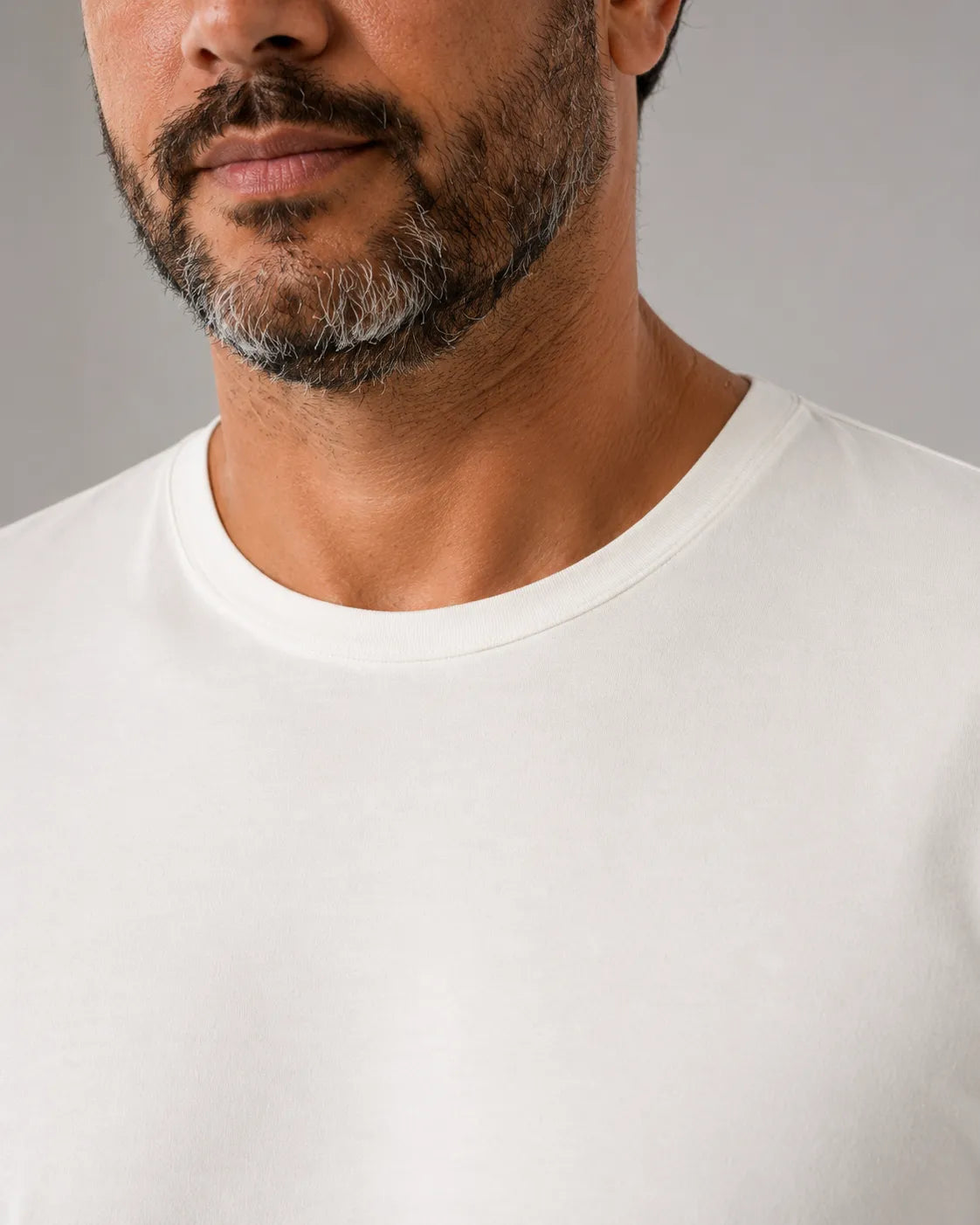 Detalhe da gola e acabamento do Camiseta Masculina NiloVitta Algodao Egipcio Branca.