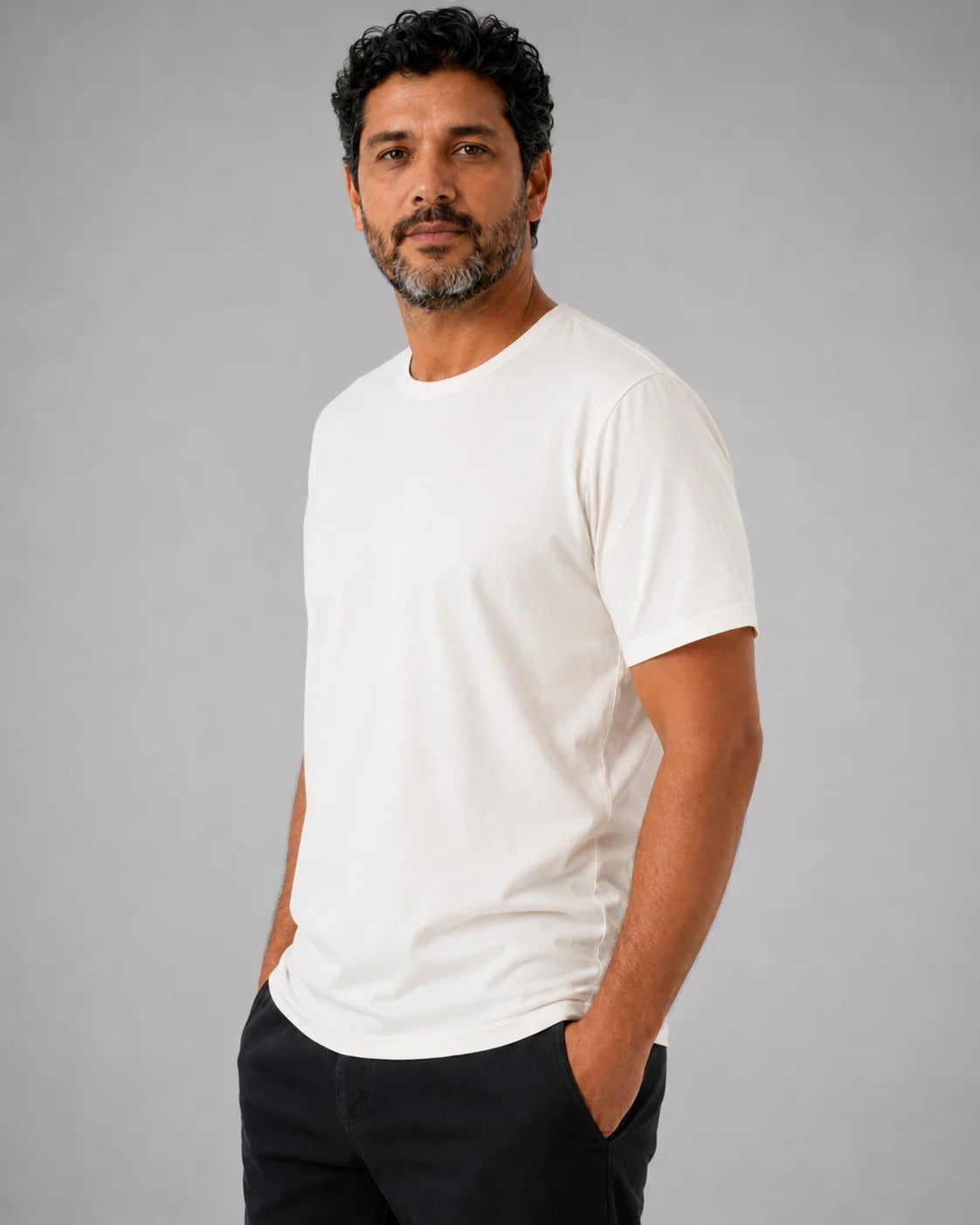 Camiseta Masculina NiloVitta Algodão Egípcio Off White, vista lateral no corpo em fundo branco.