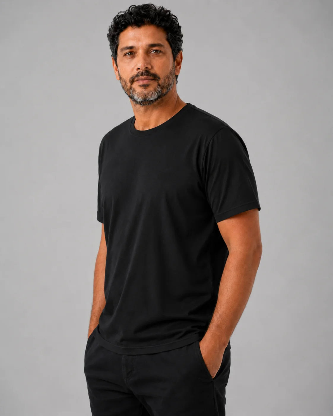 Camiseta Masculina NiloVitta Algodao Egipcio Preta, vista lateral em angulo no corpo em fundo branco.