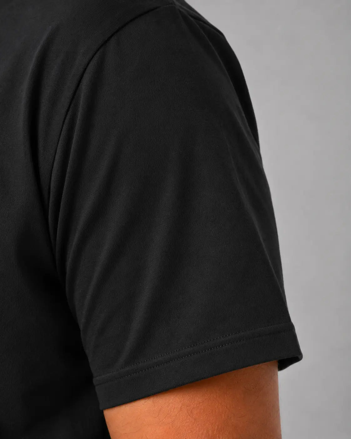 Detalhe da manga, costura e tecido da Camiseta Masculina NiloVitta Algodao Egipcio Preta.