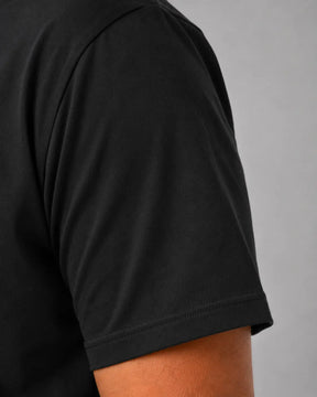 Detalhe da manga, costura e tecido da Camiseta Masculina NiloVitta Algodao Egipcio Preta.