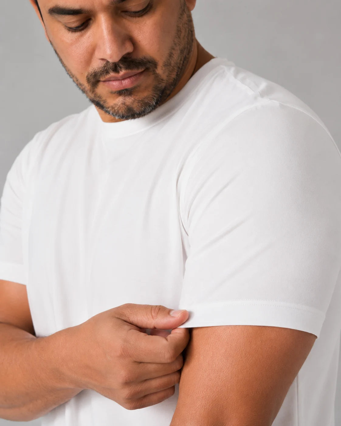 Detalhe da manga e acabamento da Camiseta Masculina TechModal Branca.