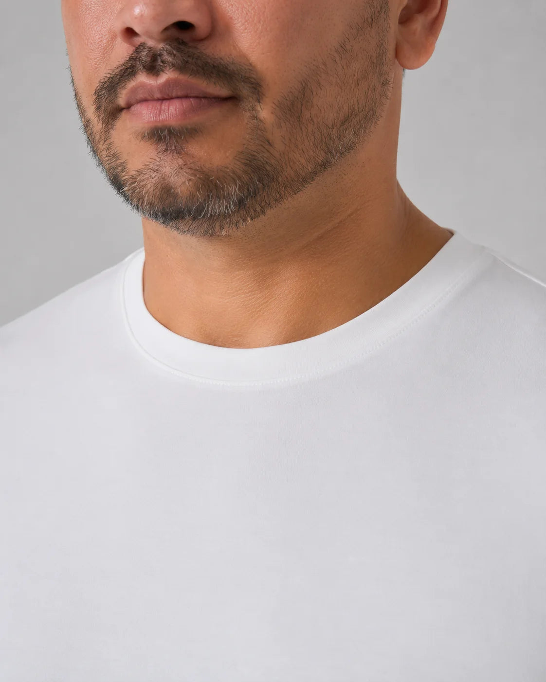 Detalhe da gola e decote da Camiseta Masculina TechModal Branca.