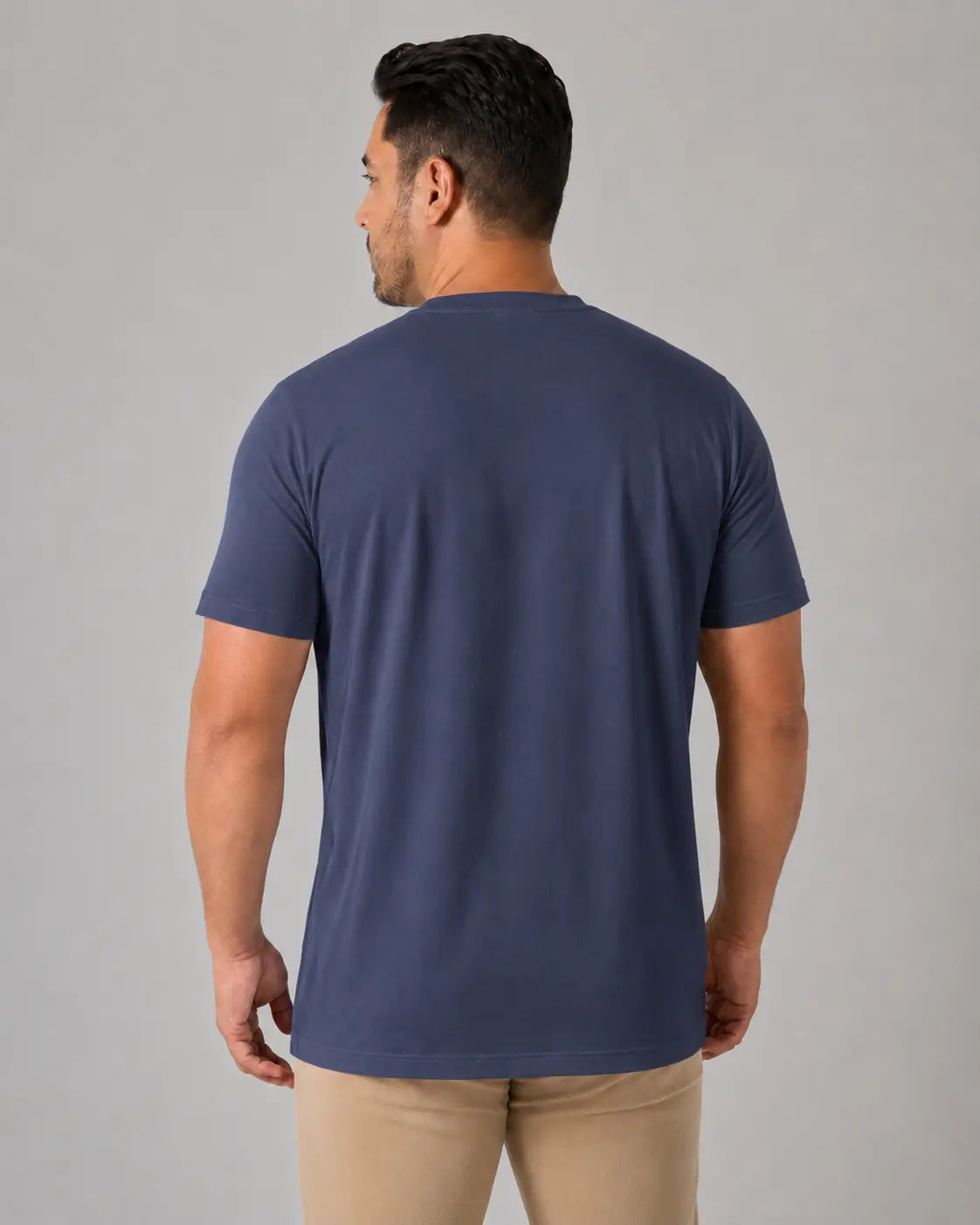Vista de costas da camiseta masculina TechModal azul-marinho, mostrando o caimento e o comprimento da peça.