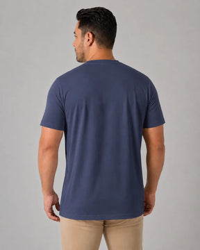 Vista de costas da camiseta masculina TechModal azul-marinho, mostrando o caimento e o comprimento da peça.