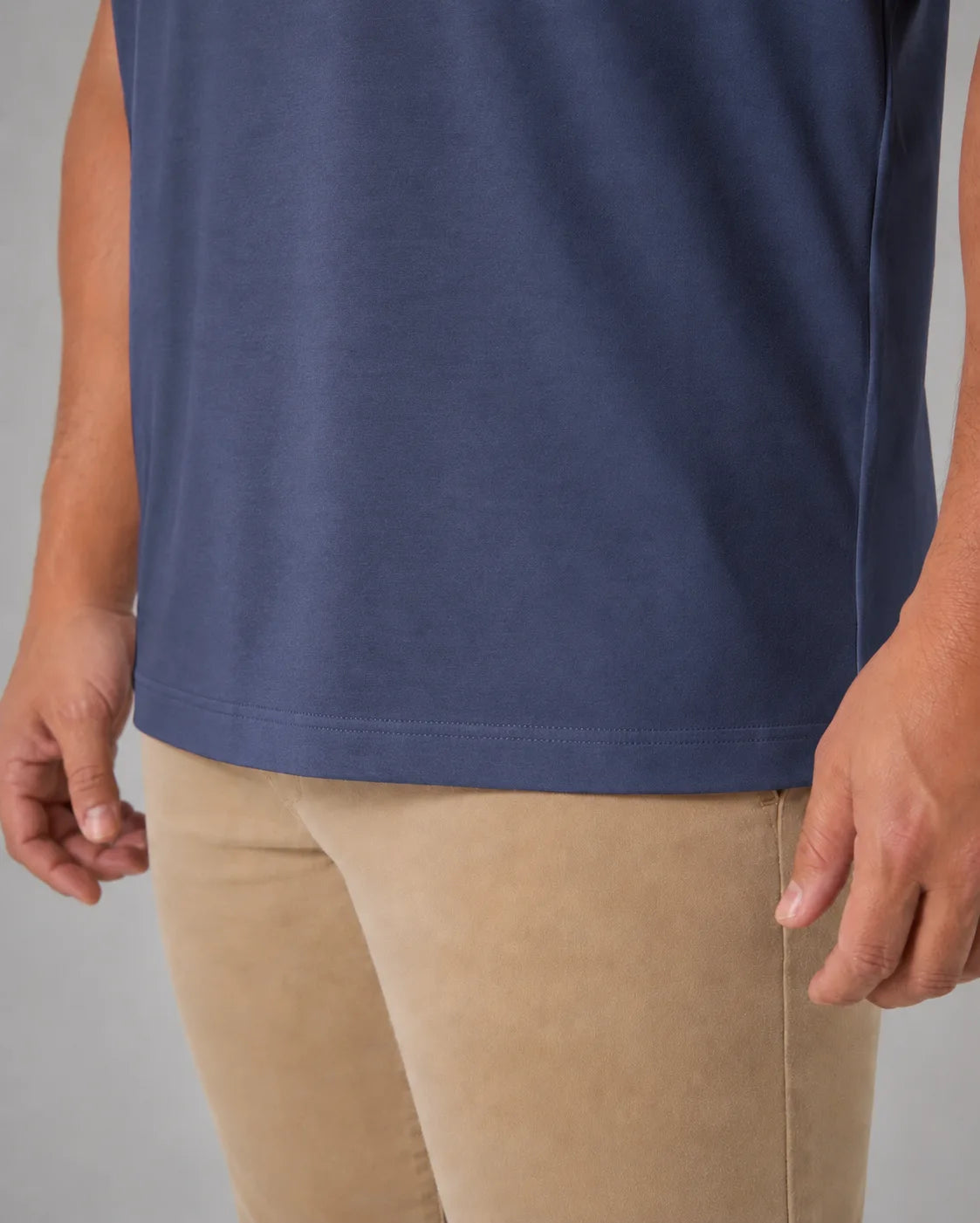 Detalhe da barra da camiseta masculina TechModal azul-marinho, com acabamento limpo e tecido de aparência suave.