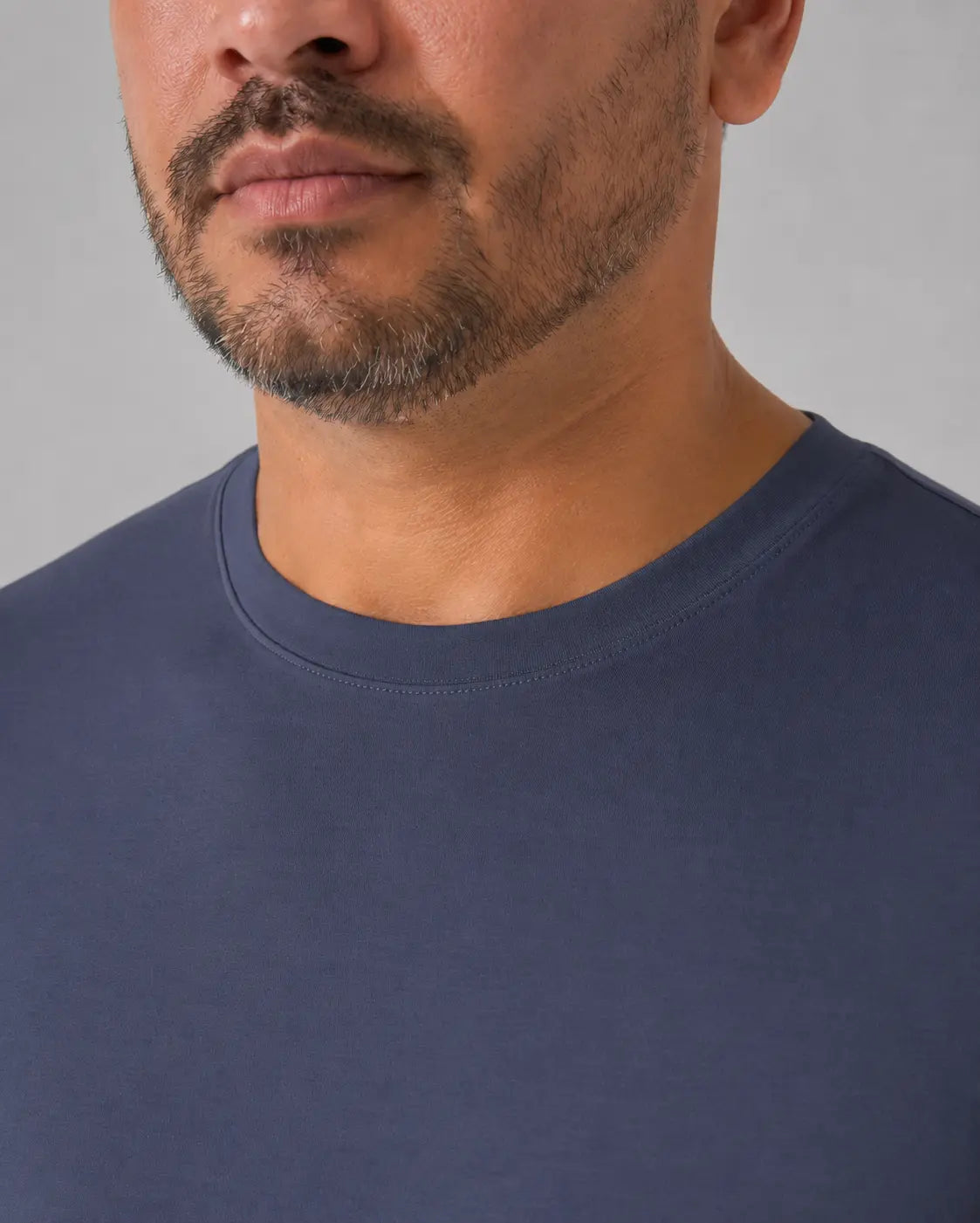 Detalhe da gola redonda da camiseta masculina TechModal azul-marinho, mostrando o acabamento e a textura do tecido.