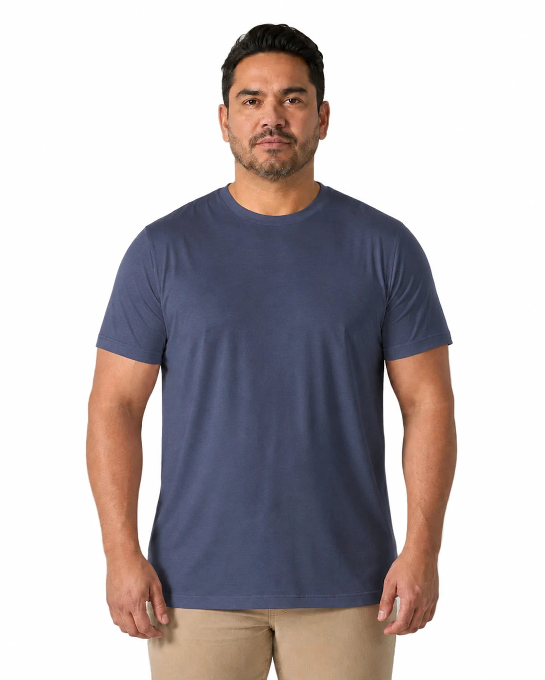 Homem vestindo camiseta masculina TechModal azul-marinho de frente, com modelagem confortável e caimento que não fica colado ao corpo.