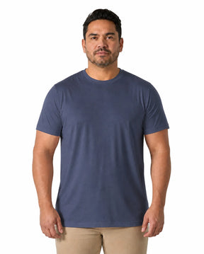 Homem vestindo camiseta masculina TechModal azul-marinho de frente, com modelagem confortável e caimento que não fica colado ao corpo.