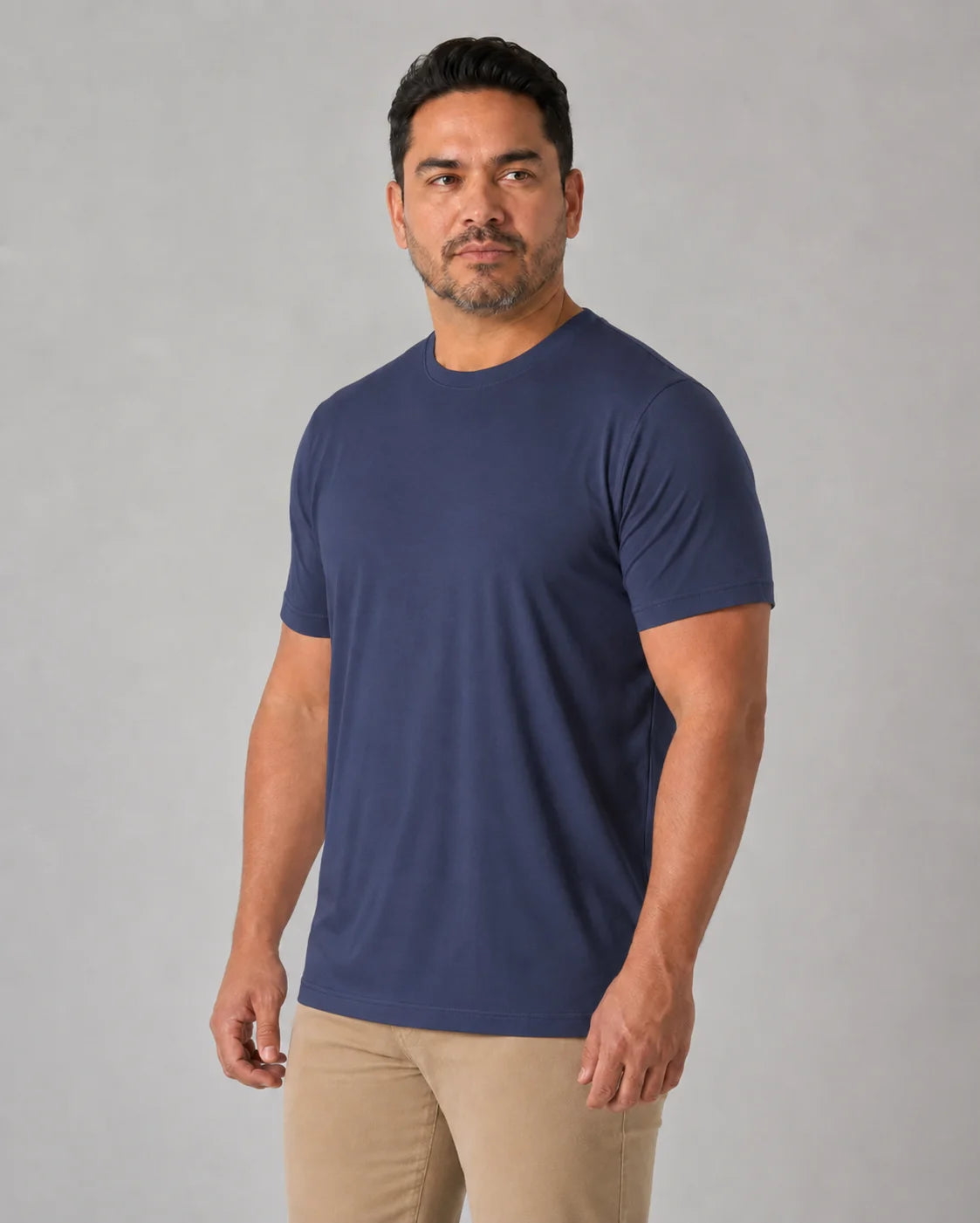 Homem vestindo camiseta masculina TechModal azul-marinho em vista de lado, com caimento reto e confortável.