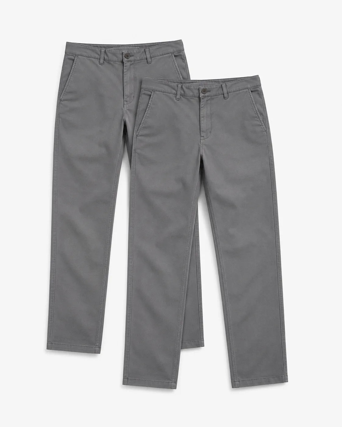 Kit com duas calças masculinas de sarja cinza sobrepostas em fundo branco. Uma calça está posicionada atrás e outra à frente, ambas inteiras, com corte reto, passantes, botão e bolsos laterais.