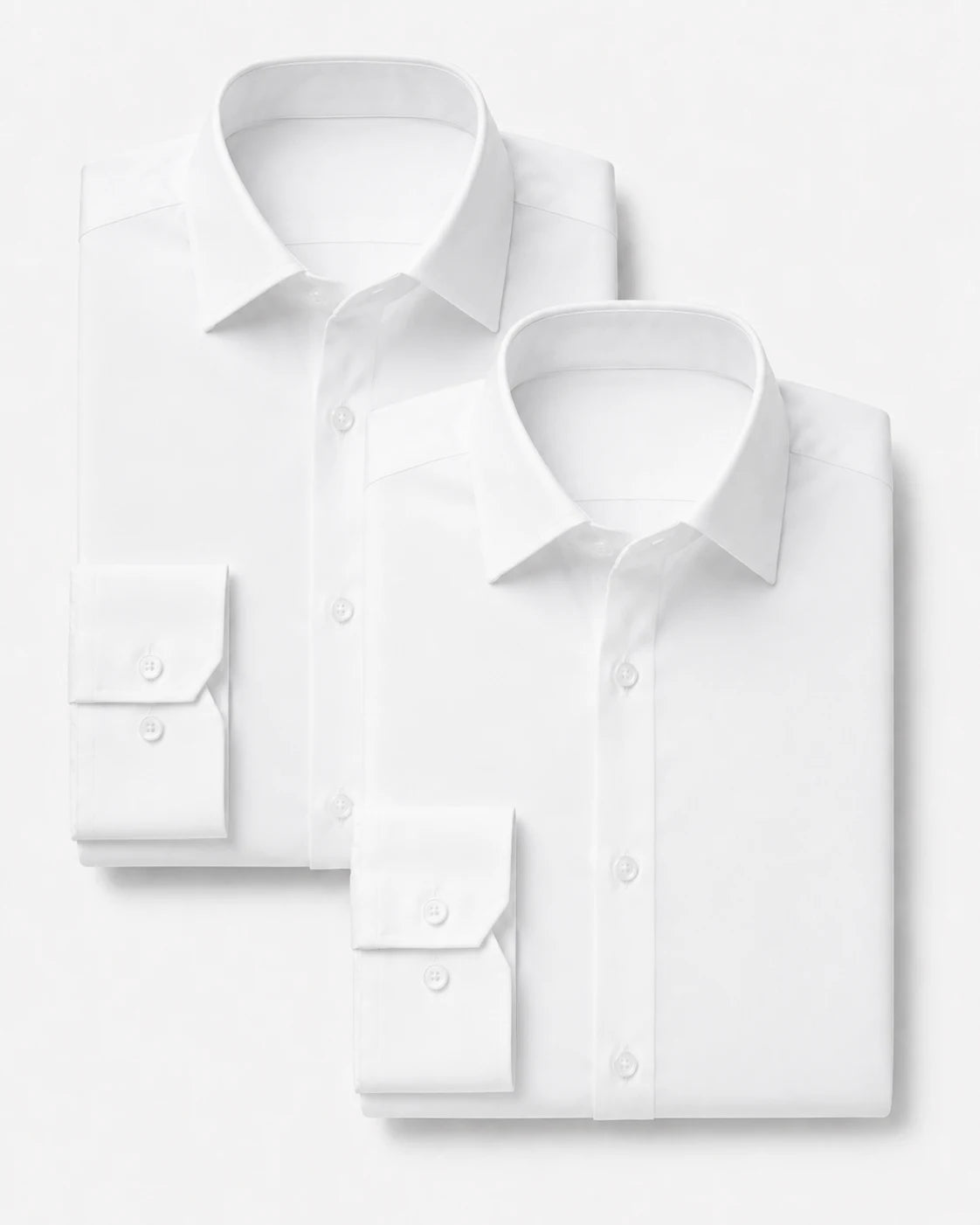 Kit com duas camisas sociais masculinas TechMatteo brancas, dobradas e sobrepostas sobre fundo branco. Uma camisa aparece atrás, à esquerda, e a outra à frente, à direita, com golas estruturadas, botões brancos e punhos visíveis.