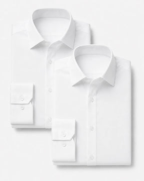 Kit com duas camisas sociais masculinas TechMatteo brancas, dobradas e sobrepostas sobre fundo branco. Uma camisa aparece atrás, à esquerda, e a outra à frente, à direita, com golas estruturadas, botões brancos e punhos visíveis.