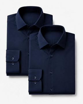 Kit com duas camisas sociais masculinas TechVitto azul-marinho dobradas e sobrepostas sobre fundo branco. Uma camisa está posicionada atrás e a outra à frente, com golas estruturadas, botões escuros e punhos visíveis.