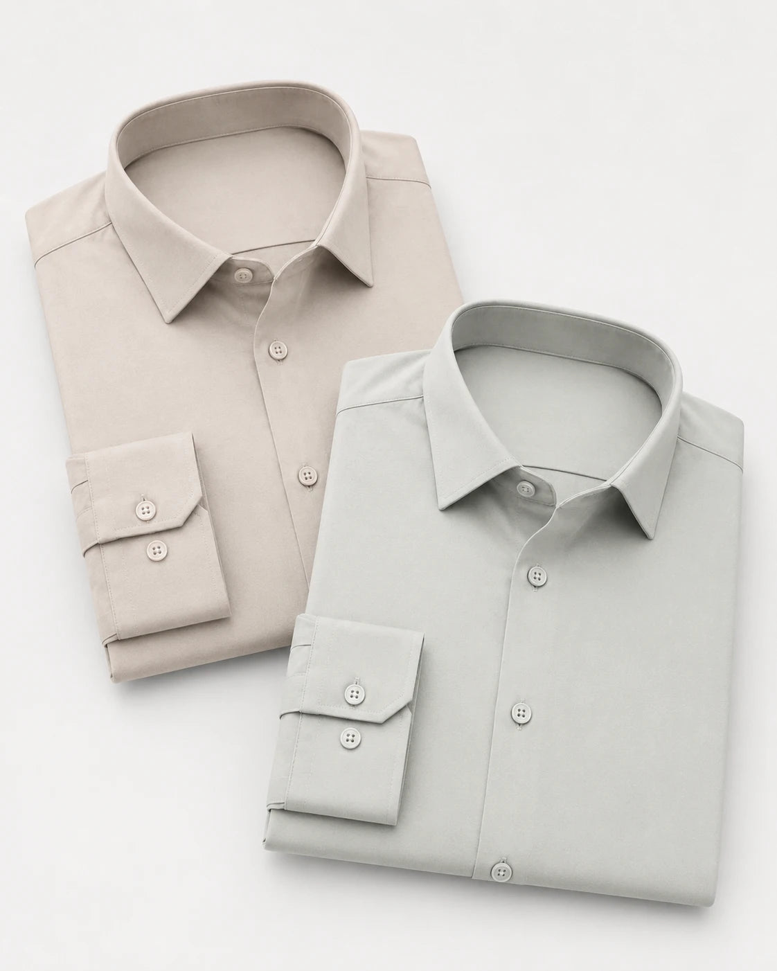 Kit com duas camisas sociais masculinas TechVitto dobradas sobre fundo branco, sendo uma bege posicionada atrás e uma verde-clara à frente. As duas têm manga longa, gola estruturada, botões no mesmo tom e punhos visíveis.