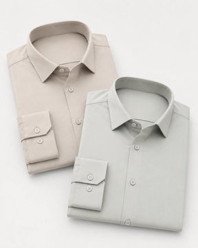 Kit com duas camisas sociais masculinas TechVitto dobradas sobre fundo branco, sendo uma bege posicionada atrás e uma verde-clara à frente. As duas têm manga longa, gola estruturada, botões no mesmo tom e punhos visíveis.