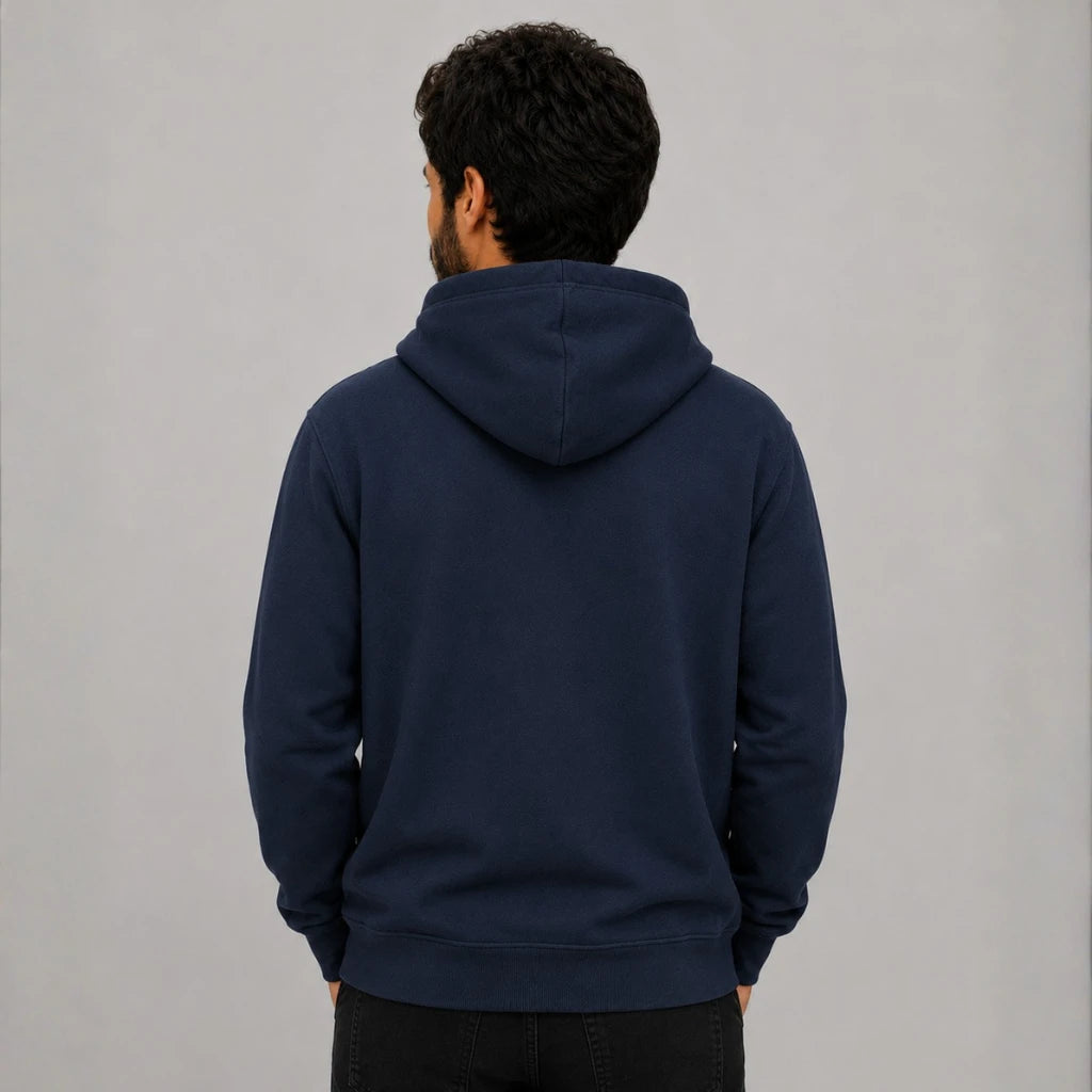 Blusa de moletom masculina azul marinho vista de costas mostrando capuz e caimento