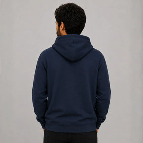 Blusa de moletom masculina azul marinho vista de costas mostrando capuz e caimento