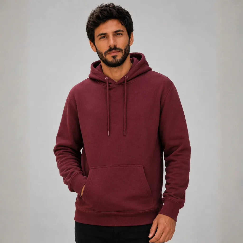 Homem vestindo blusa de moletom masculina bordô com capuz e bolso frontal